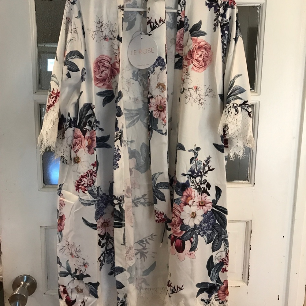 NWT XS/S Gorgeous Women’s Robe